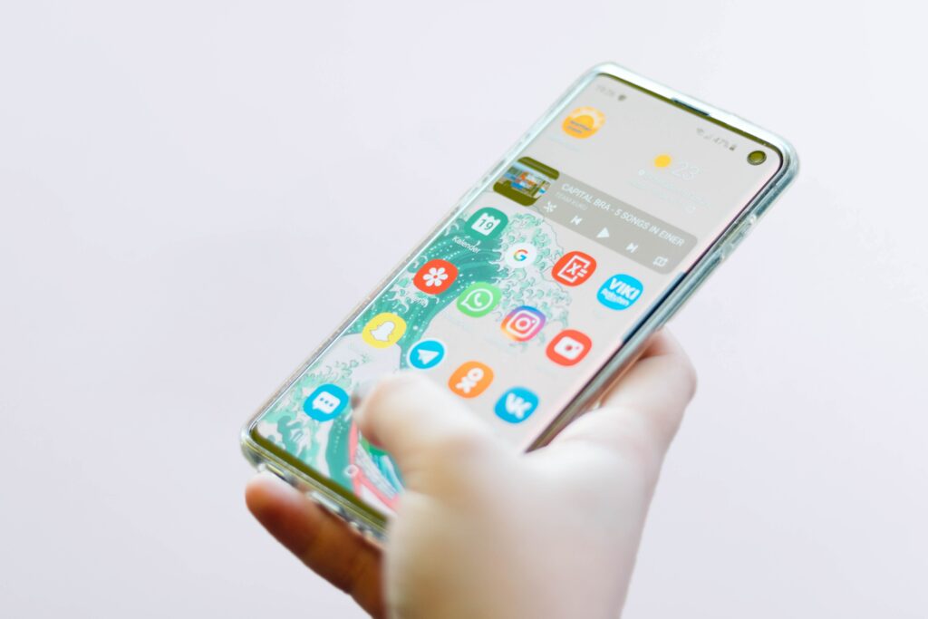 christian-wiediger-70ku6P7kgmc-unsplash mobile phone image